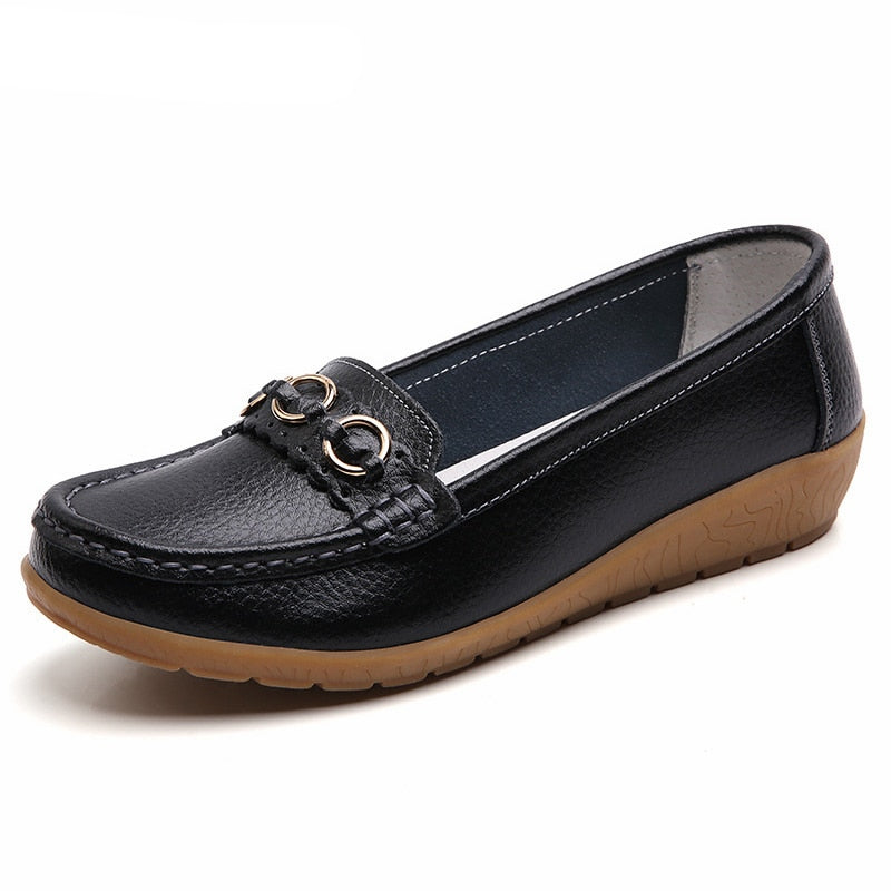 Mocasines con plataforma y detalles de hebillas doradas para mujer