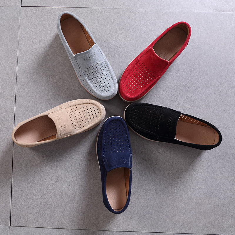 5 mocasines dispuestos en forma de estrella sobre un suelo gris, en colores gris, beige, azul, negro y rojo