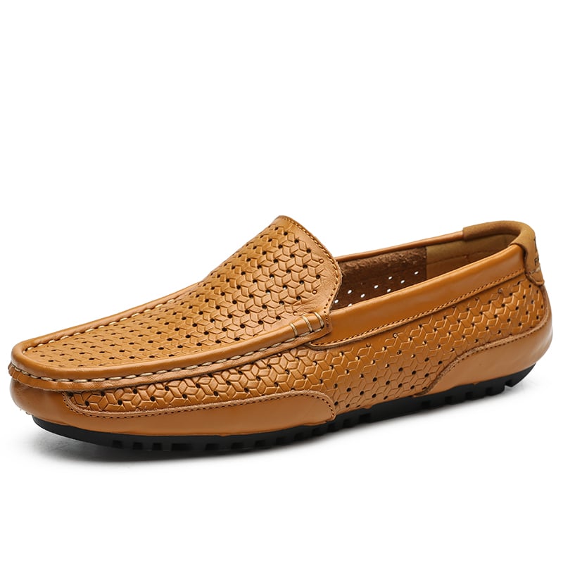 mocasín de cuero marrón sobre fondo blanco
