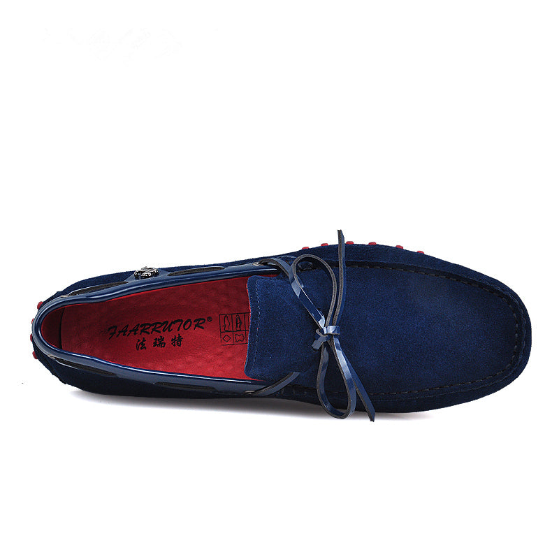 Mocasín azul con lazo sobre fondo blanco.