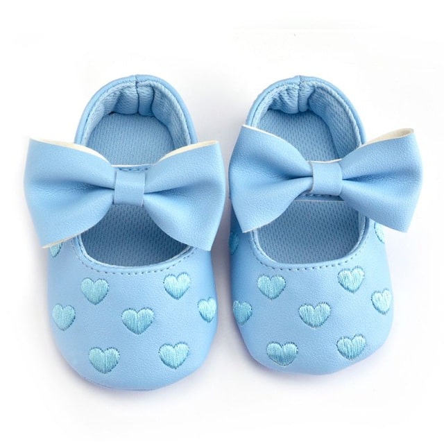 Mocasín de bebé azul con motivo de corazón y pajarita