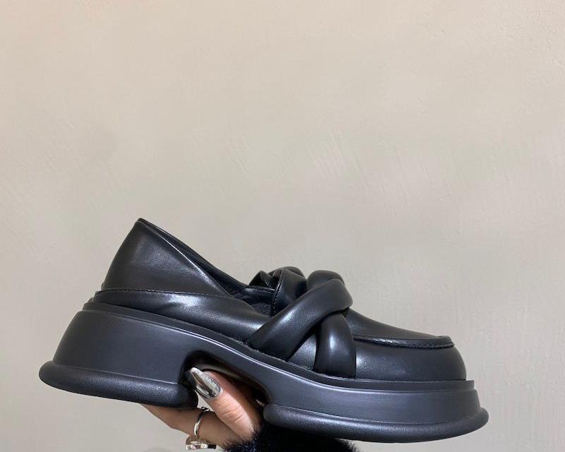 Mocasines negros de cuero con plataforma para mujer
