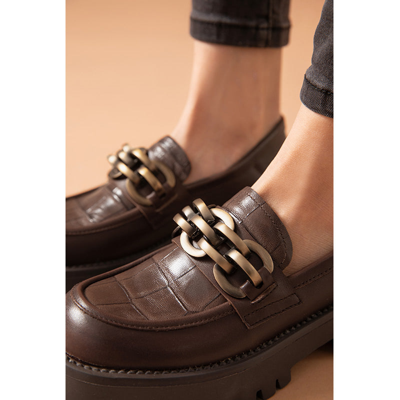 Mocasines de piel con cadena metálica para mujer
