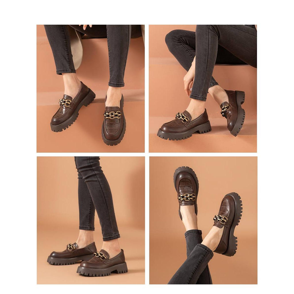 Mocasines de piel con cadena metálica para mujer