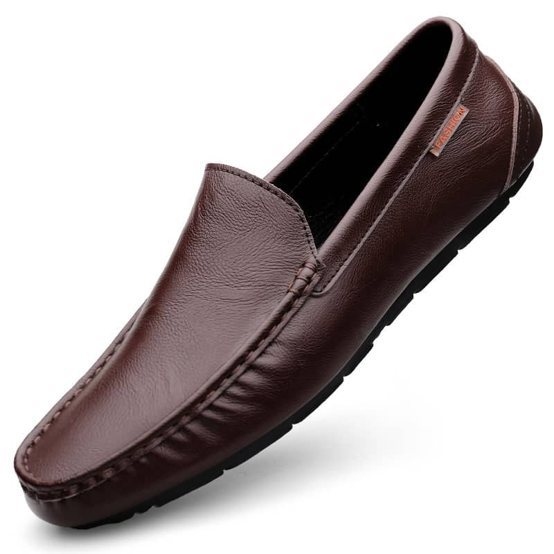 mocasín masculino de cuero marrón sobre fondo blanco