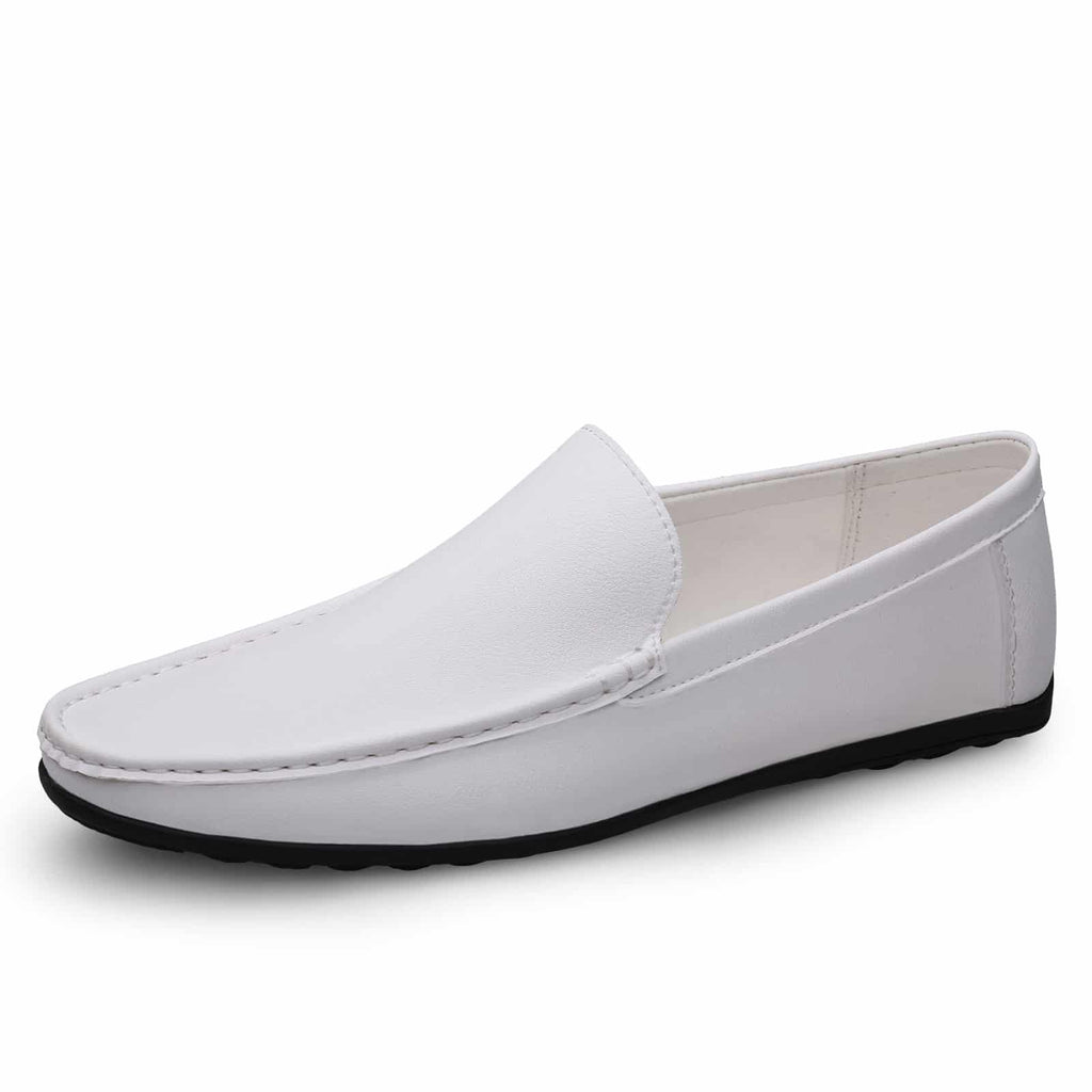 Mocasín de cuero blanco con suela negra sobre fondo blanco