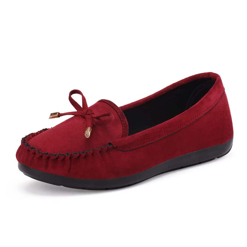 mocasín de ante rojo con borla en la parte delantera, montado sobre un hallazgo blanco