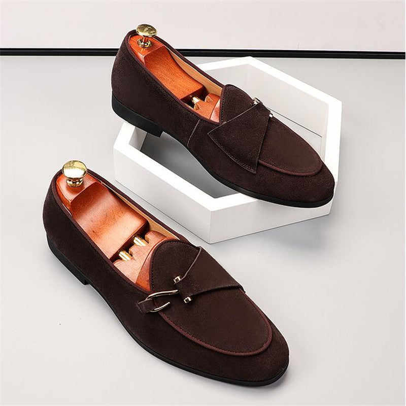 Mocasines clásicos de ante para hombre marrin con fondo blanco