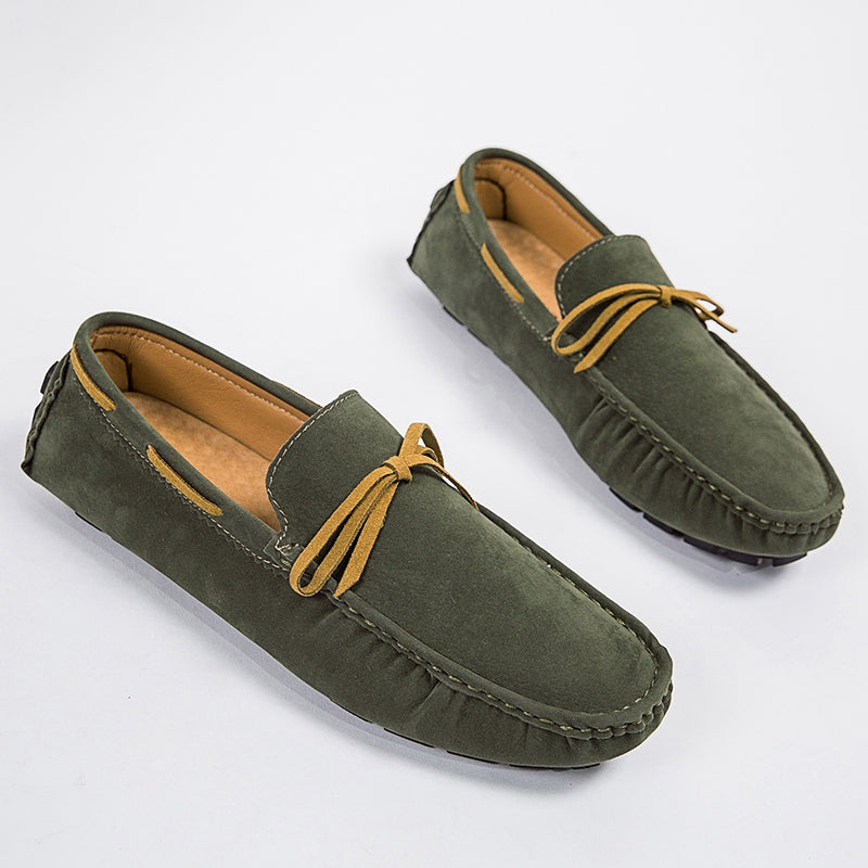 Mocasines ligeros de ante sintético para hombre en verde con fondo blanco