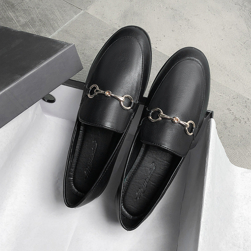 Mocasines de piel con detalles dorados para mujer