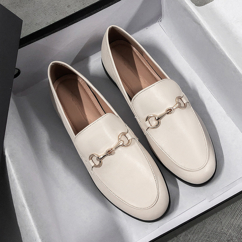 Mocasines de piel con detalles dorados para mujer