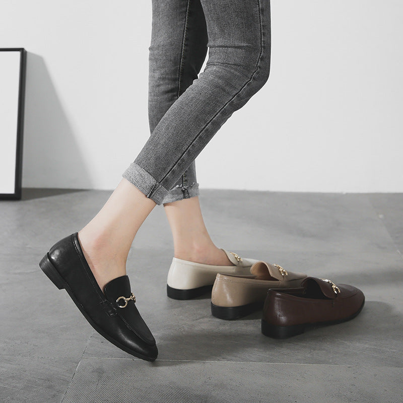 Mocasines de piel con detalles dorados para mujer