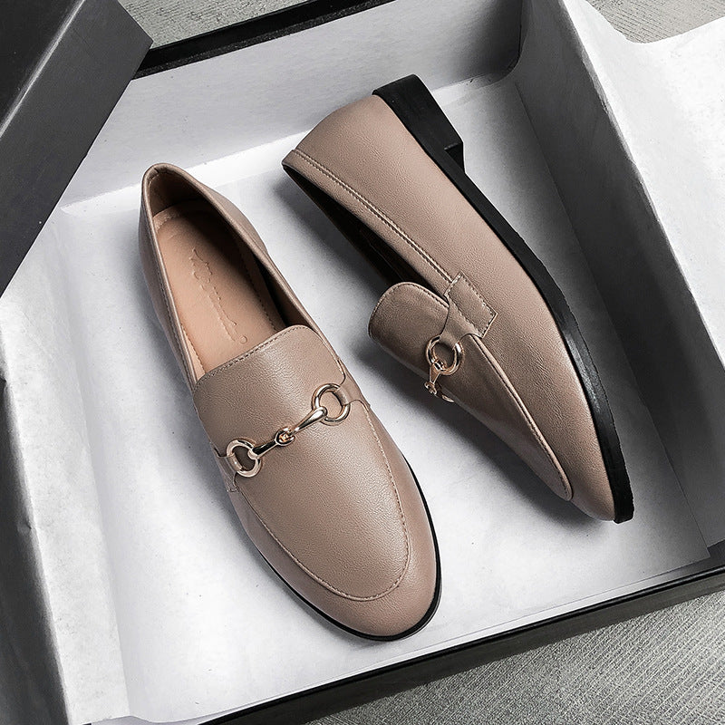Mocasines de piel con detalles dorados para mujer