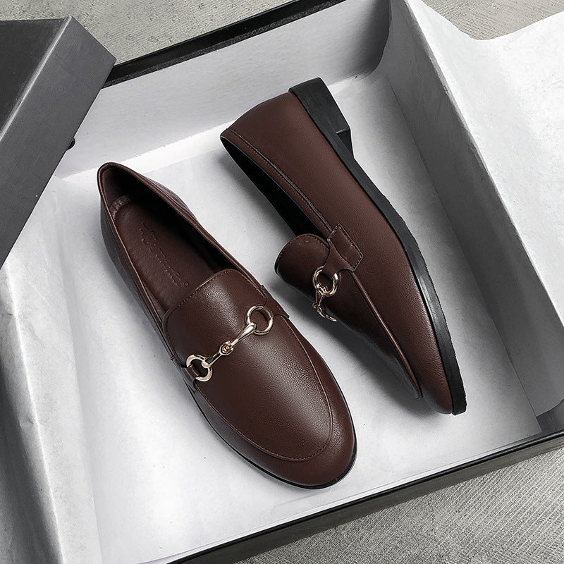 Mocasines de piel con detalles dorados para mujer