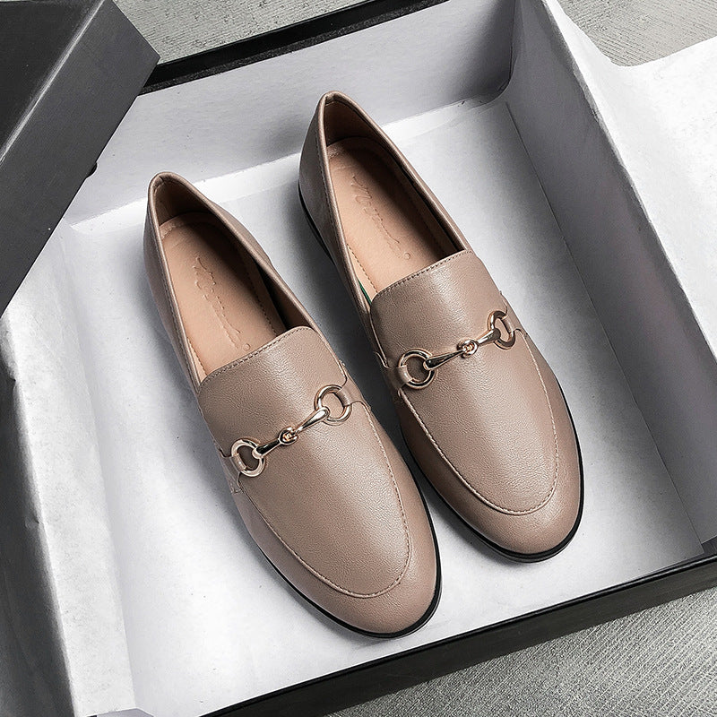 Mocasines slip-on de piel con detalles dorados para mujer con fondo de caja de zapatos