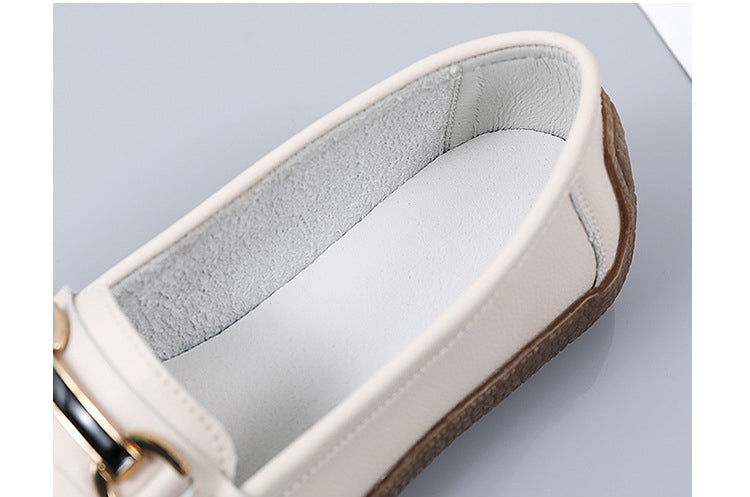 Mocasines de cuero realzados con detalles dorados para mujer