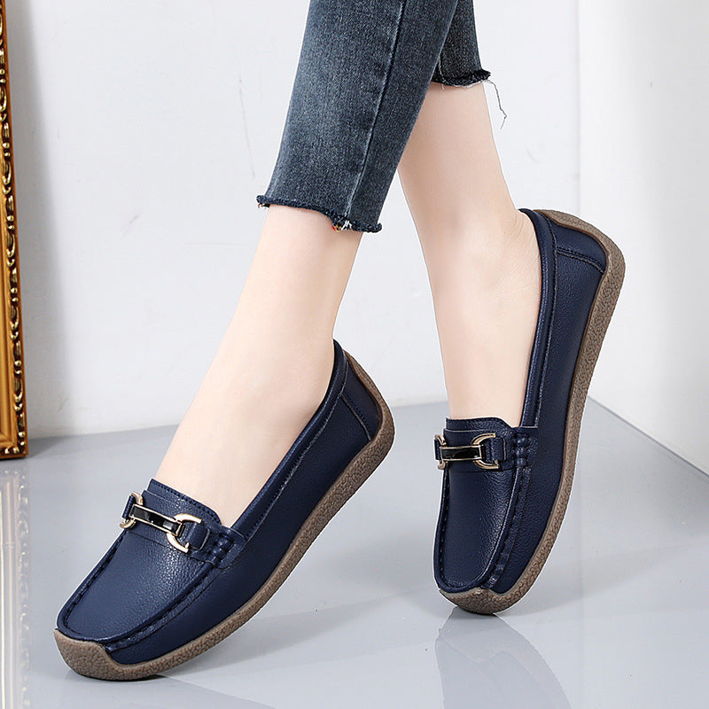 Mocasines de cuero realzados con detalles dorados para mujer