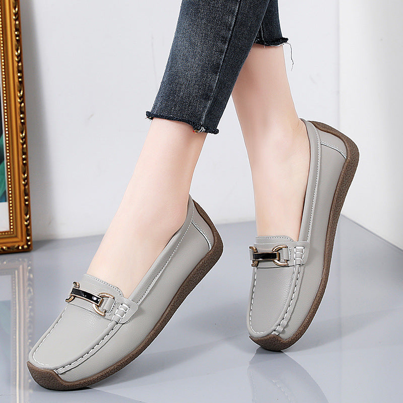 Mocasines de cuero realzados con detalles dorados para mujer