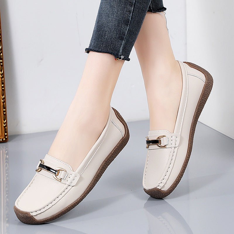 Mocasines de cuero realzados con detalles dorados para mujer