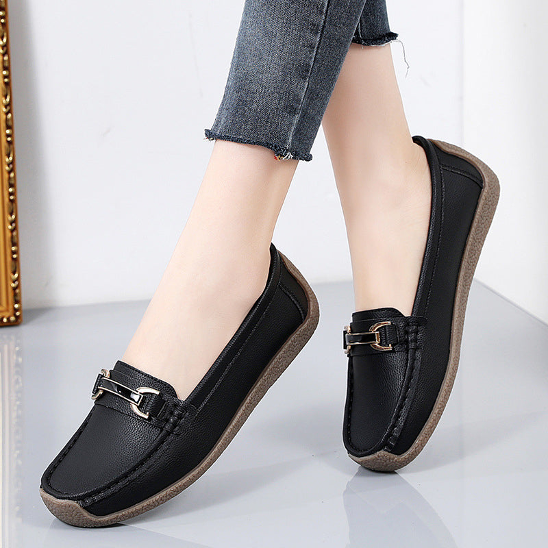 Mocasines de cuero realzados con detalles dorados para mujer