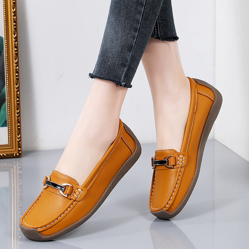 Mocasines de cuero realzados con detalles dorados para mujer