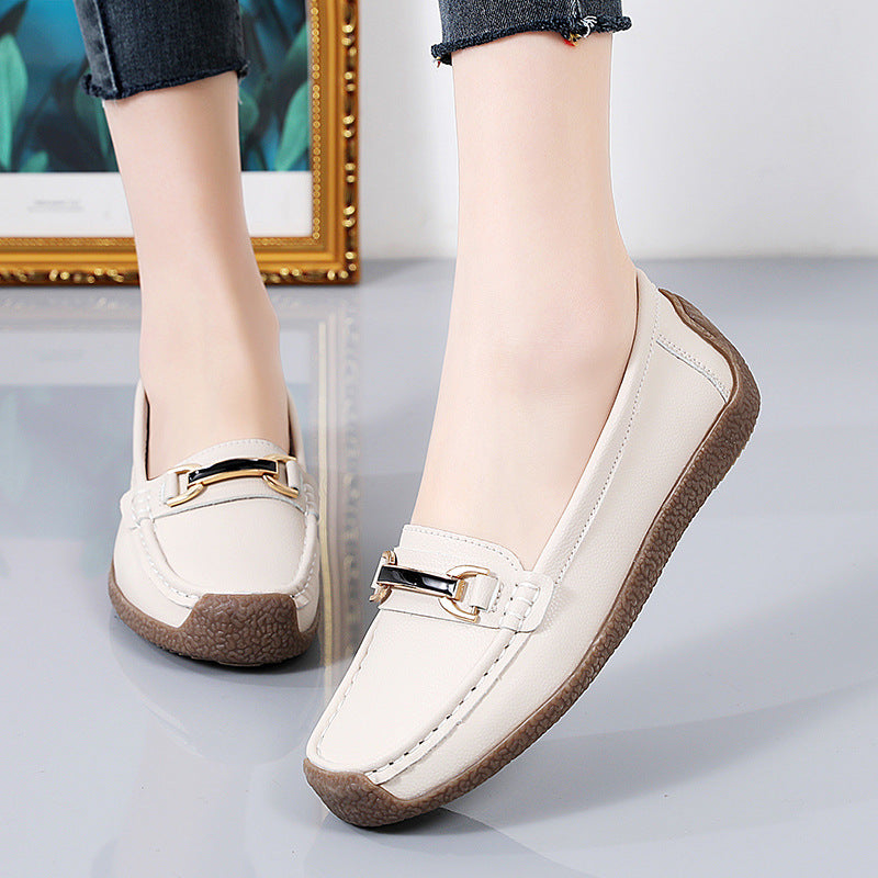 Mocasines de piel con detalles dorados para mujer con fondo gris y panel dorado en la parte posterior