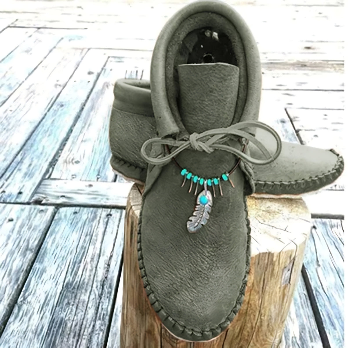 Mocasines indios altos con plumas decorativas