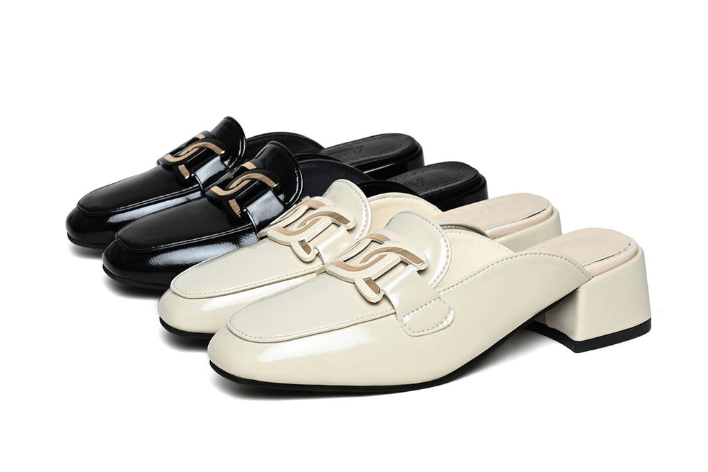 Dos pares de mocasines de tacón cuadrado en beige brillante y negro