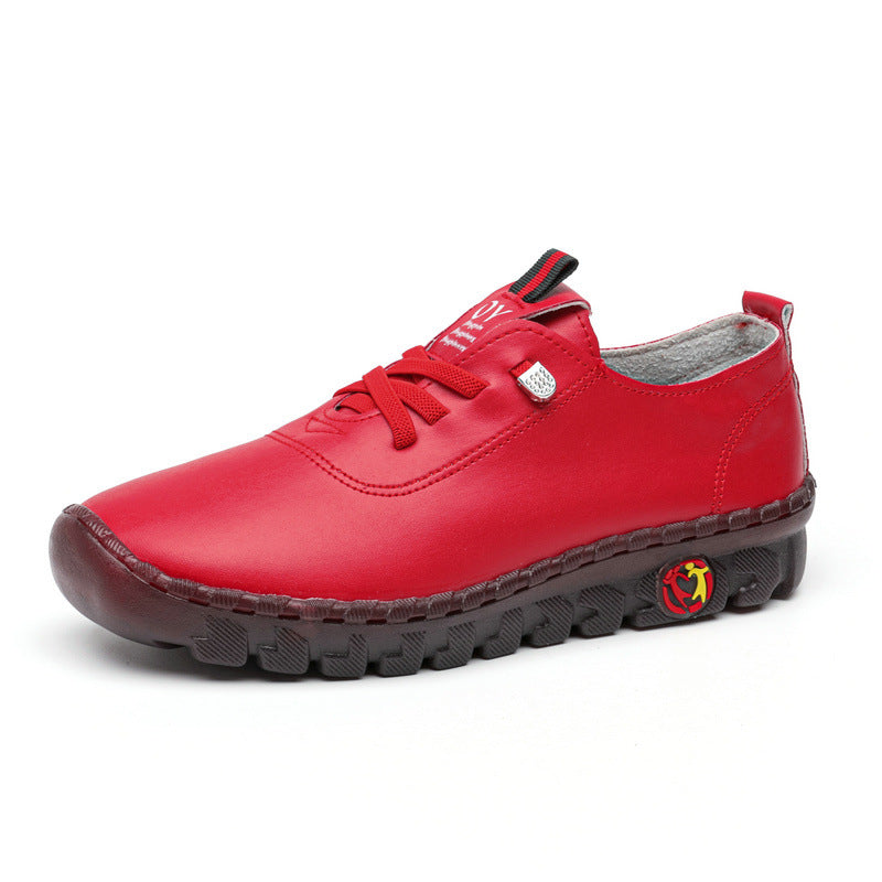 Mocasín ortopédico rojo efecto cuero sobre fondo blanco