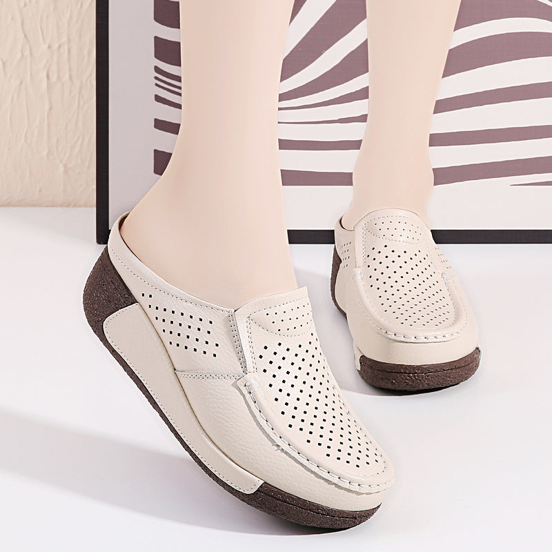 Mujer de pie con mocasines de cuña beige con puntera abierta