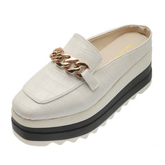 Mocasines abiertos compensados efecto piel croco con cadena dorada para mujer, Blanco
