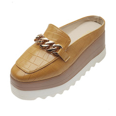 Mocasines abiertos compensados efecto piel croco con cadena dorada para mujer, Camel