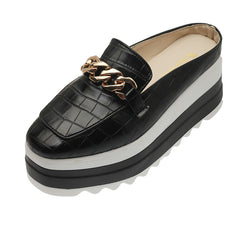 Mocasines abiertos compensados efecto piel croco con cadena dorada para mujer, Negro