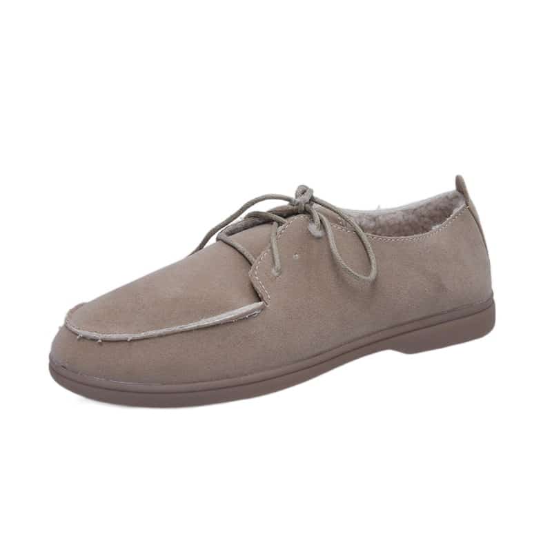 Mocasín con cordones de ante beige con forro polar sobre fondo blanco