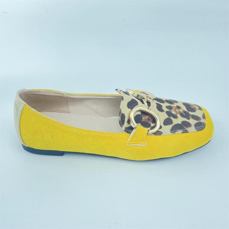 Mocasines planos amarillos con estampado de leopardo y hebilla dorada para mujer