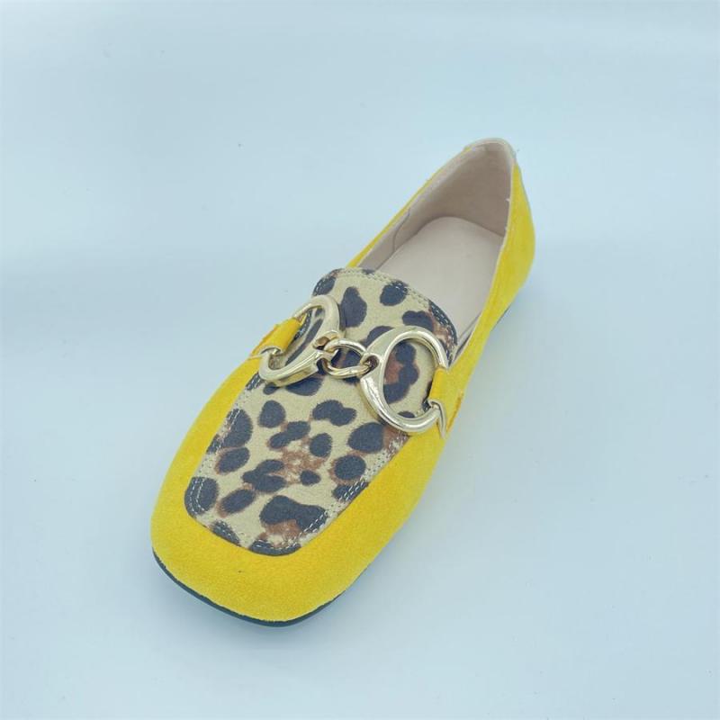 Mocasines planos amarillos con estampado de leopardo y hebilla dorada para mujer