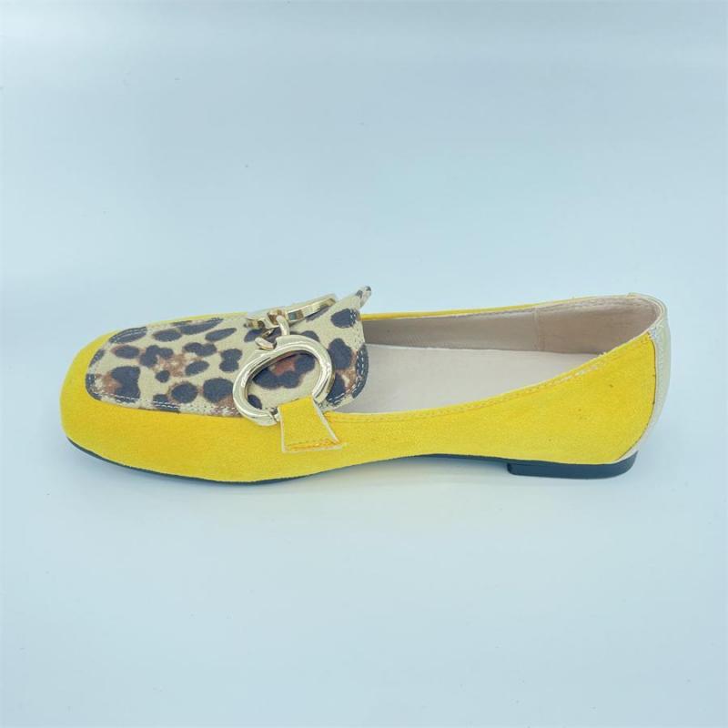 Mocasines planos amarillos con estampado de leopardo y hebilla dorada para mujer