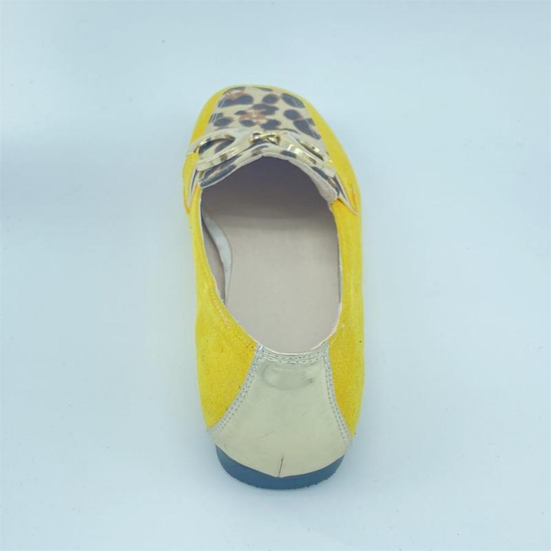 Mocasines planos amarillos con estampado de leopardo y hebilla dorada para mujer