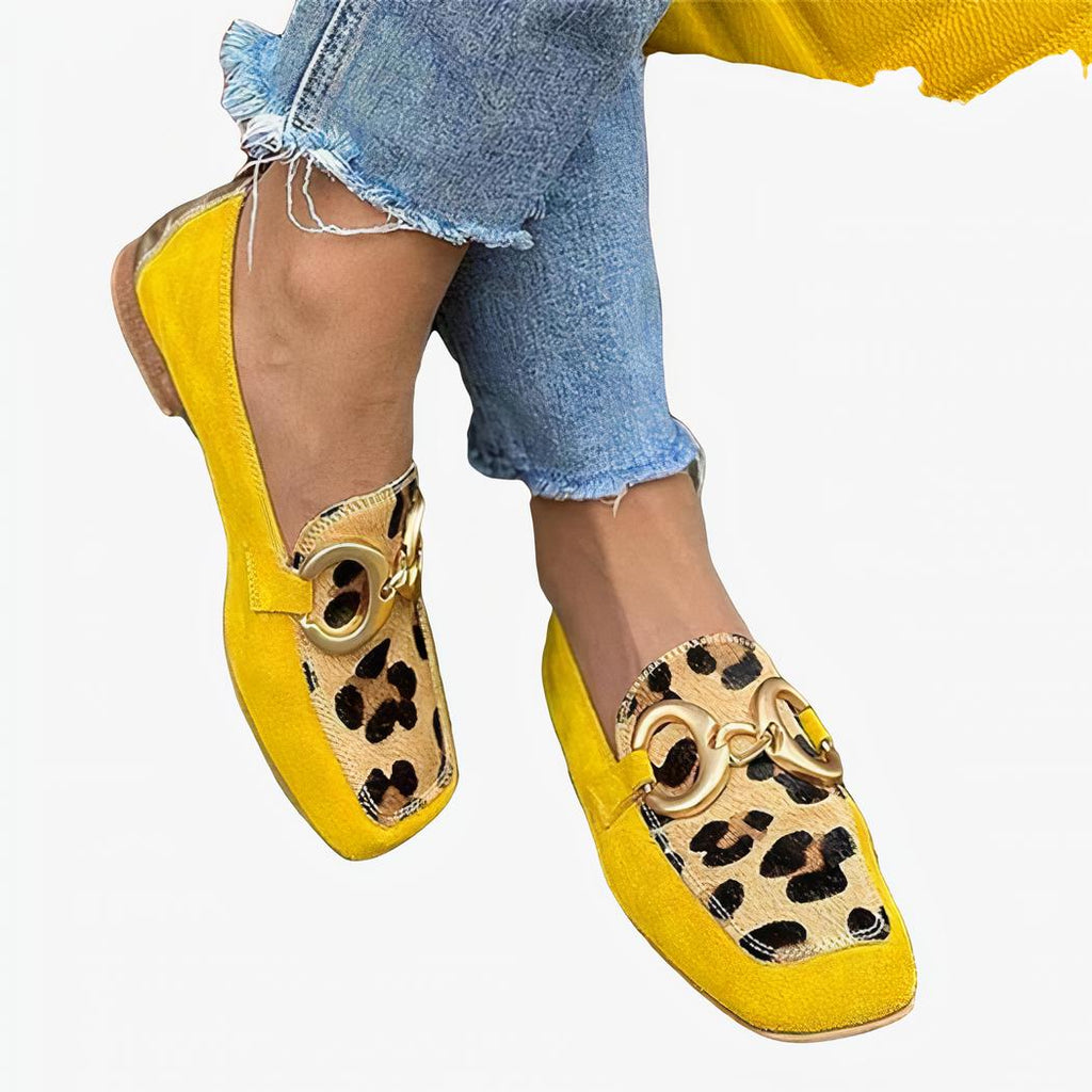 Mocasines planos amarillos con estampado de leopardo y hebilla dorada para mujer