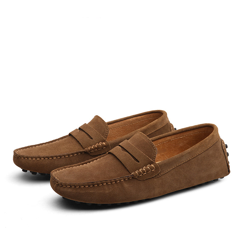 Mocasines marrones de hombre sobre fondo blanco