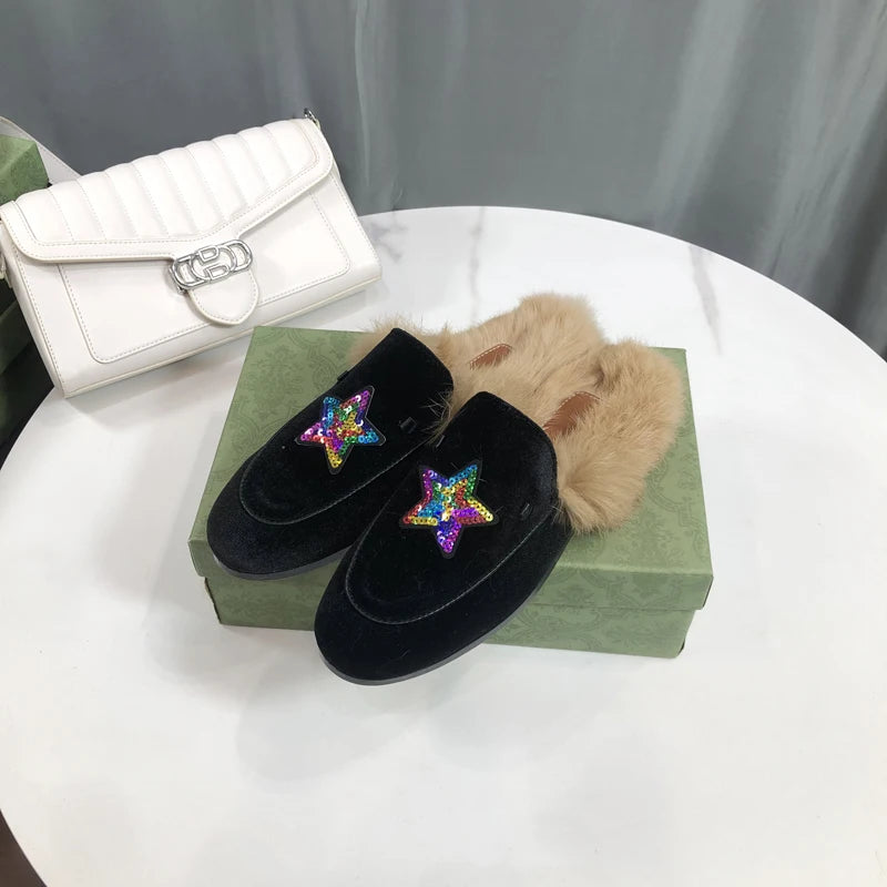 Mule forrada de mujer con estrellas bordadas, vista general