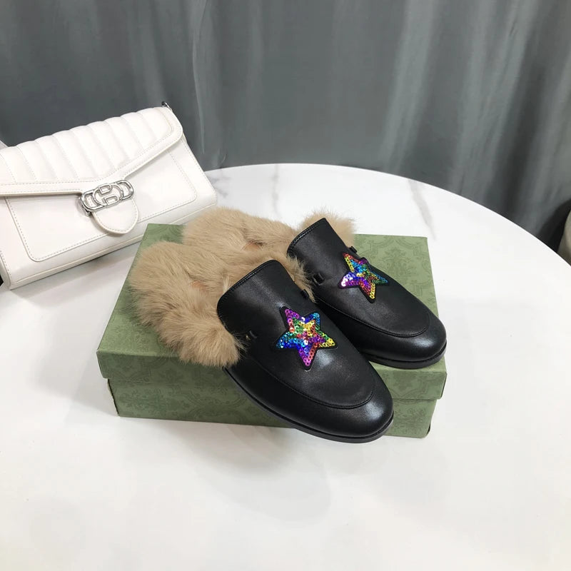 Mule forrada de terciopelo negro con estrellas