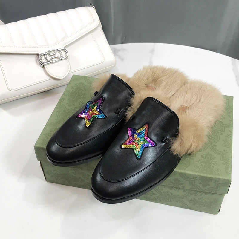 Mule forrada de piel blanca con estrellas bordadas
