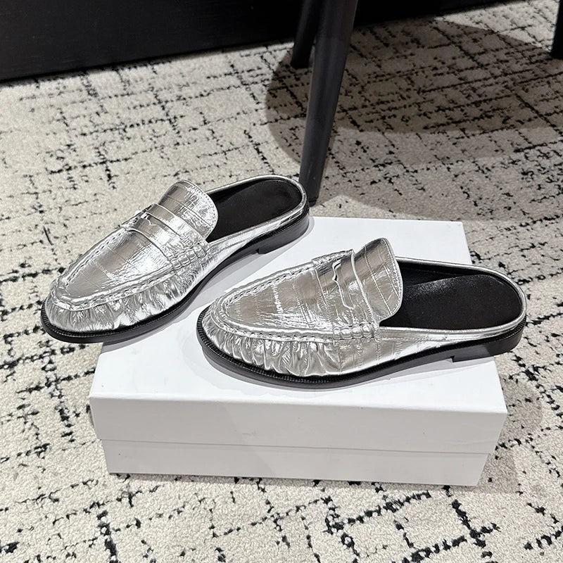 Mule mocasín penny mujer tacón plano negro croco, vista de frente