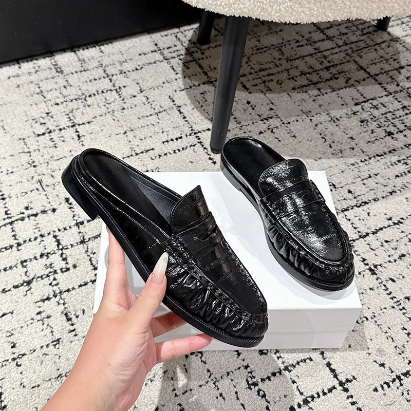 Mule mocasín penny mujer tacón plano negro croco, puesto con un look