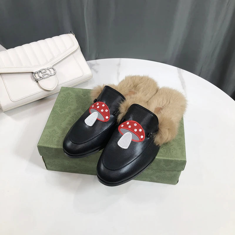 Mules forradas de terciopelo negro con seta roja