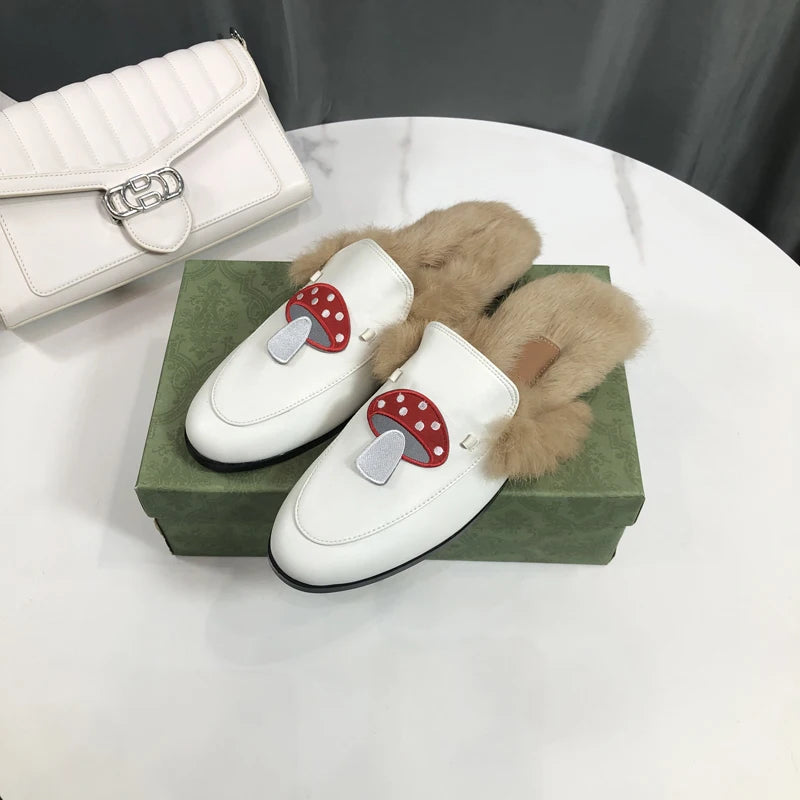 Mules forradas de piel negra con seta roja
