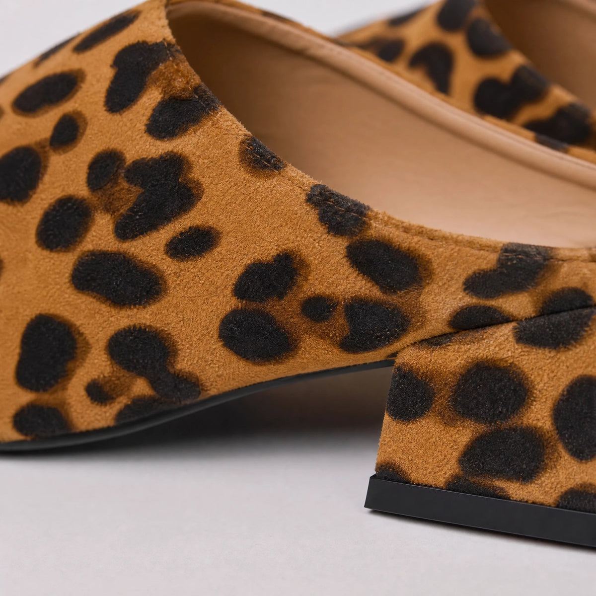 Mules mocasín leopardo con tacón cuadrado, foto 2 Imagen