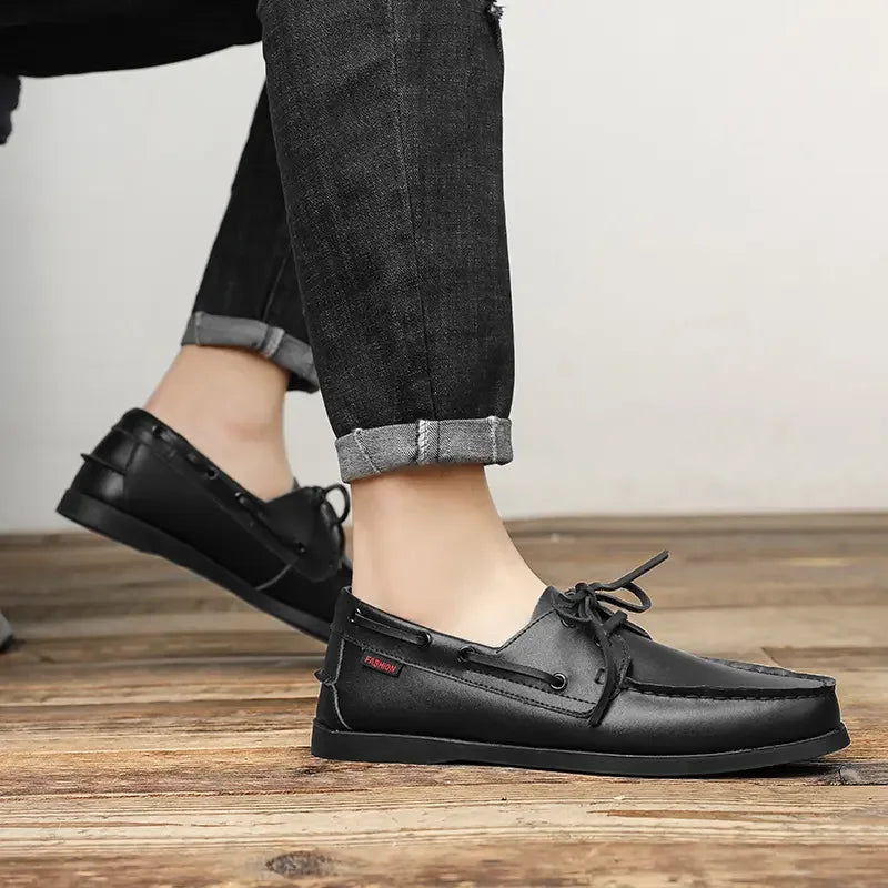Zapato náutico de hombre negro con cordones en piel, vista trasera