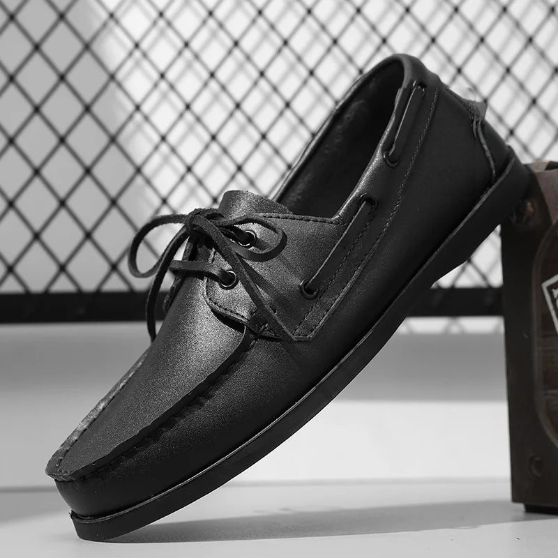 Zapato náutico de hombre negro con cordones en piel, detalle de las costuras